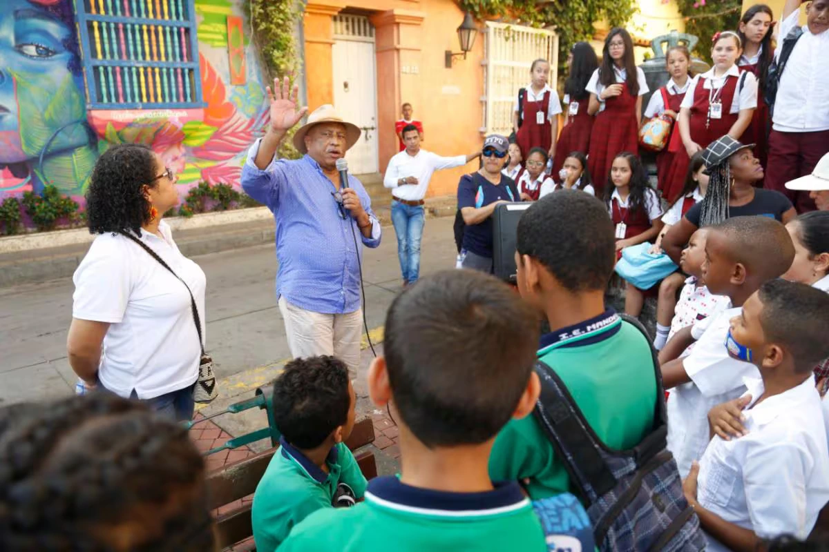 Estudiantes de colegios participando en La Ruta por la Historia de Cartagena, un programa de la SMPC para preservar el patrimonio local