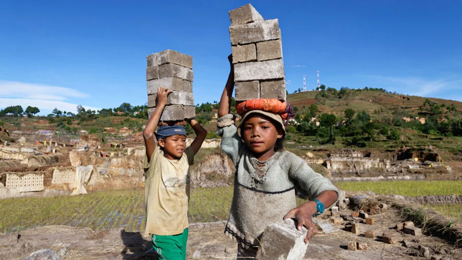 Niños y adolescentes del movimiento MOLACNNATS defendiendo su derecho a un trabajo digno, seguro y libre de explotación en América Latina