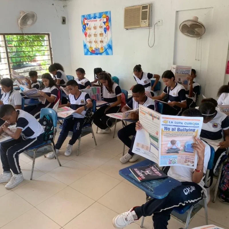 Estudiantes de la Institución Educativa Nueva Esperanza de Arroyo Grande en Cartagena leyendo el periódico escolar La Lupa Curiosa