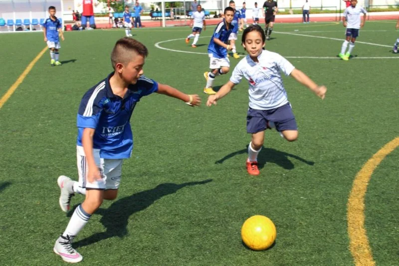 Acción en la cancha durante el Séptimo Mundialito Cartagena de Indias, el gran torneo internacional de fútbol menor