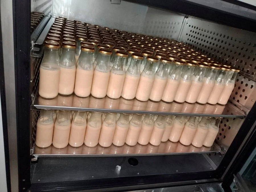 Bebida láctea con probióticos y fibra dietética que ayuda a la digestión, previene el estreñimiento y reduce el deterioro de las células