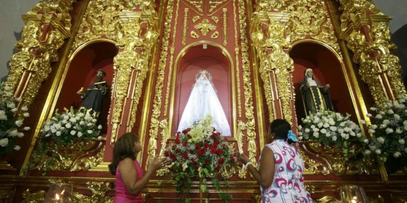 Feligreses y familias cartageneras subiendo al Cerro de la Popa para celebrar las tradicionales Fiestas de la Virgen de la Candelaria