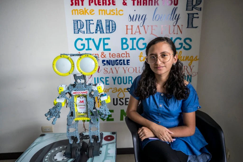 Gloria Esther Recinos, estudiante guatemalteca de ingeniería biomédica, reconocida por crear un robot rescatista y una casa domótica