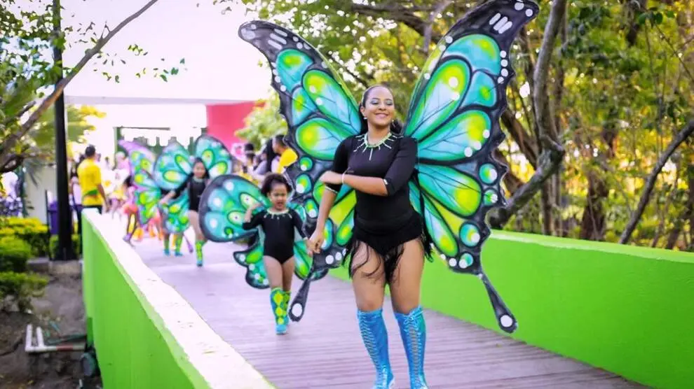 zonas verdes y senderos ecológicos del Parque Espíritu del Manglar en Cartagena, un espacio ideal para la familia