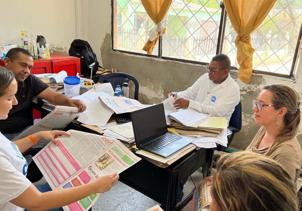 Campaña 'No al Bullying' de la edición Convivencia de La Lupa Curiosa, promoviendo el respeto y la prevención del acoso escolar en Colombia