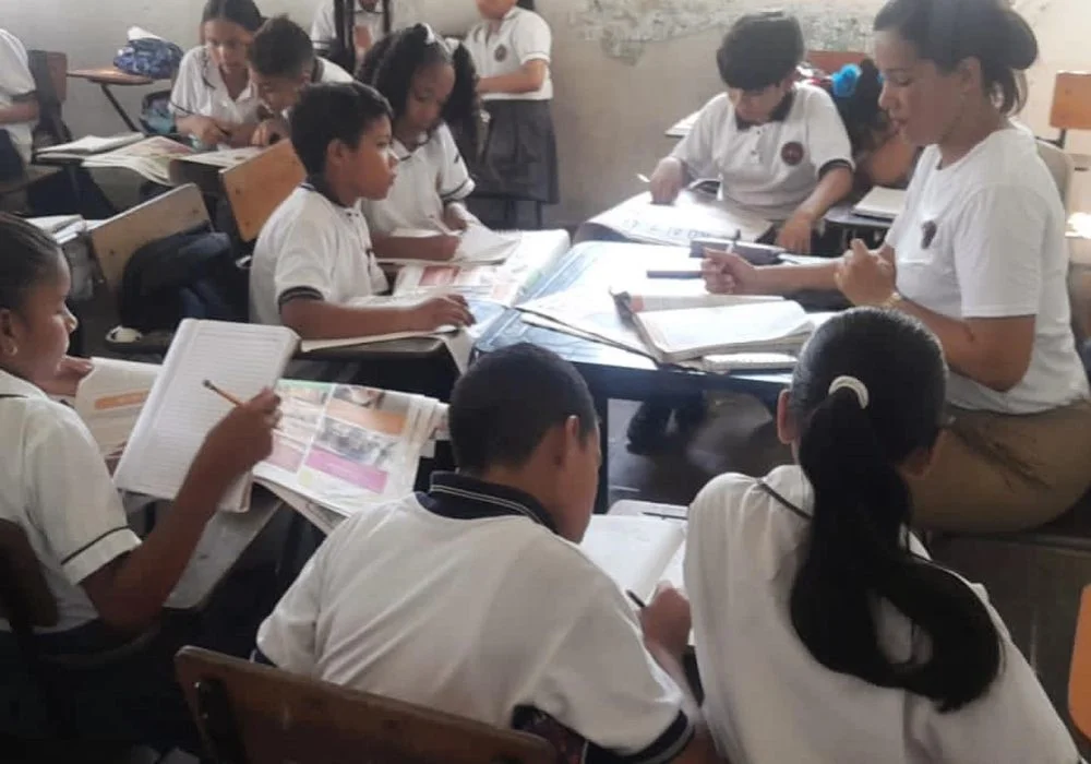 Niños y adolescentes participando en los clubes de lectura de La Lupa Curiosa en diferentes bibliotecas públicas y colegios del país