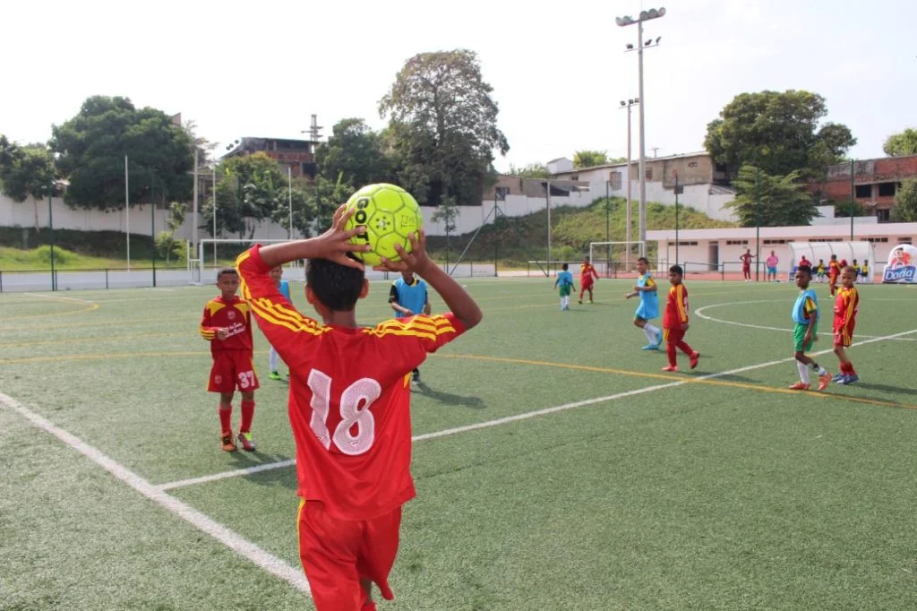 Equipos infantiles y juveniles de Colombia, Venezuela, México y Perú compitiendo en las distintas categorías del Mundialito