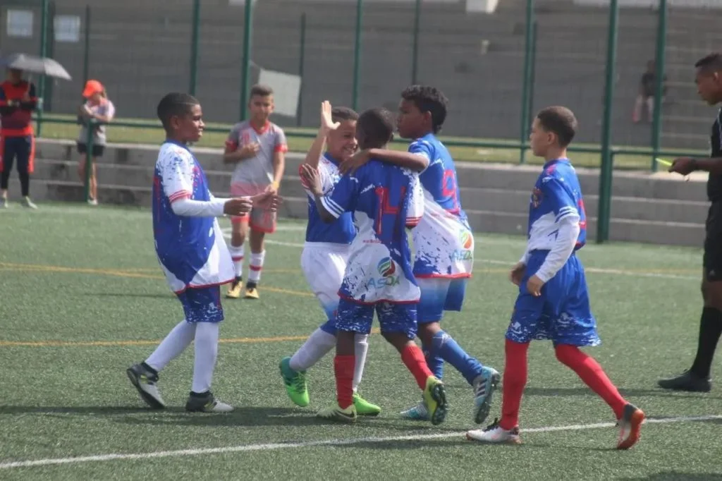 Jóvenes promesas del fútbol demostrando su talento en el Mundialito, un evento reconocido por impulsar futuros jugadores profesionales