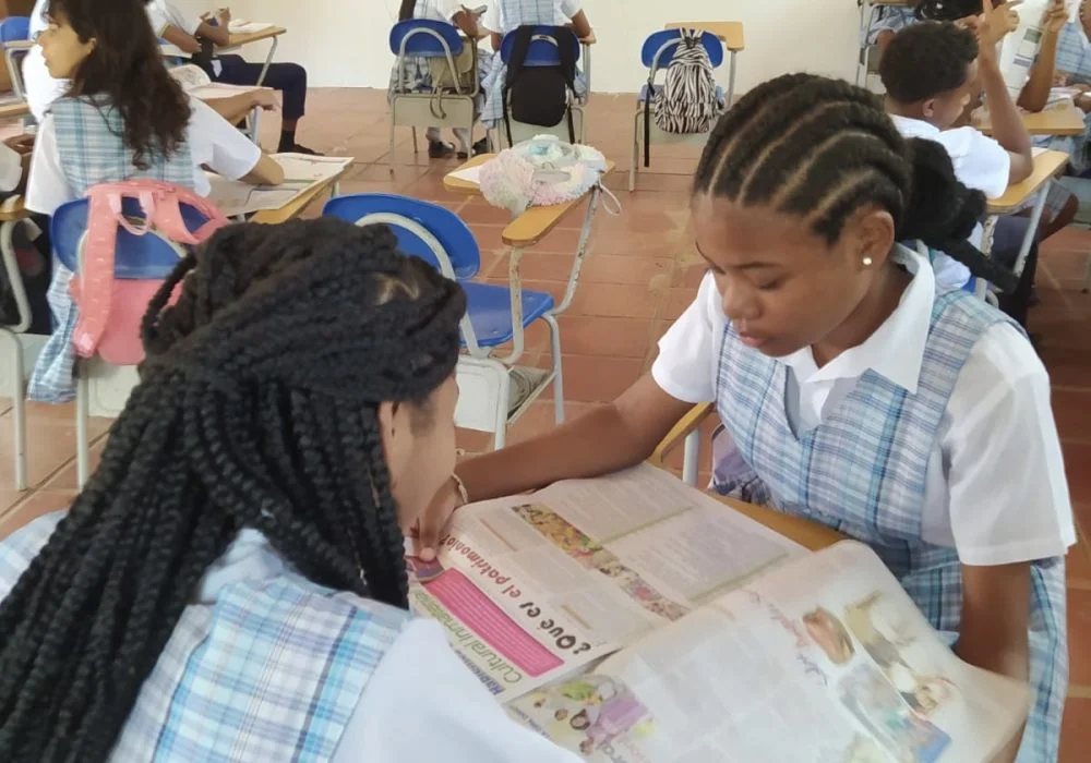 Manillas y botones de la campaña contra el acoso escolar entregados a miles de estudiantes para fomentar el diálogo y los valores positivos