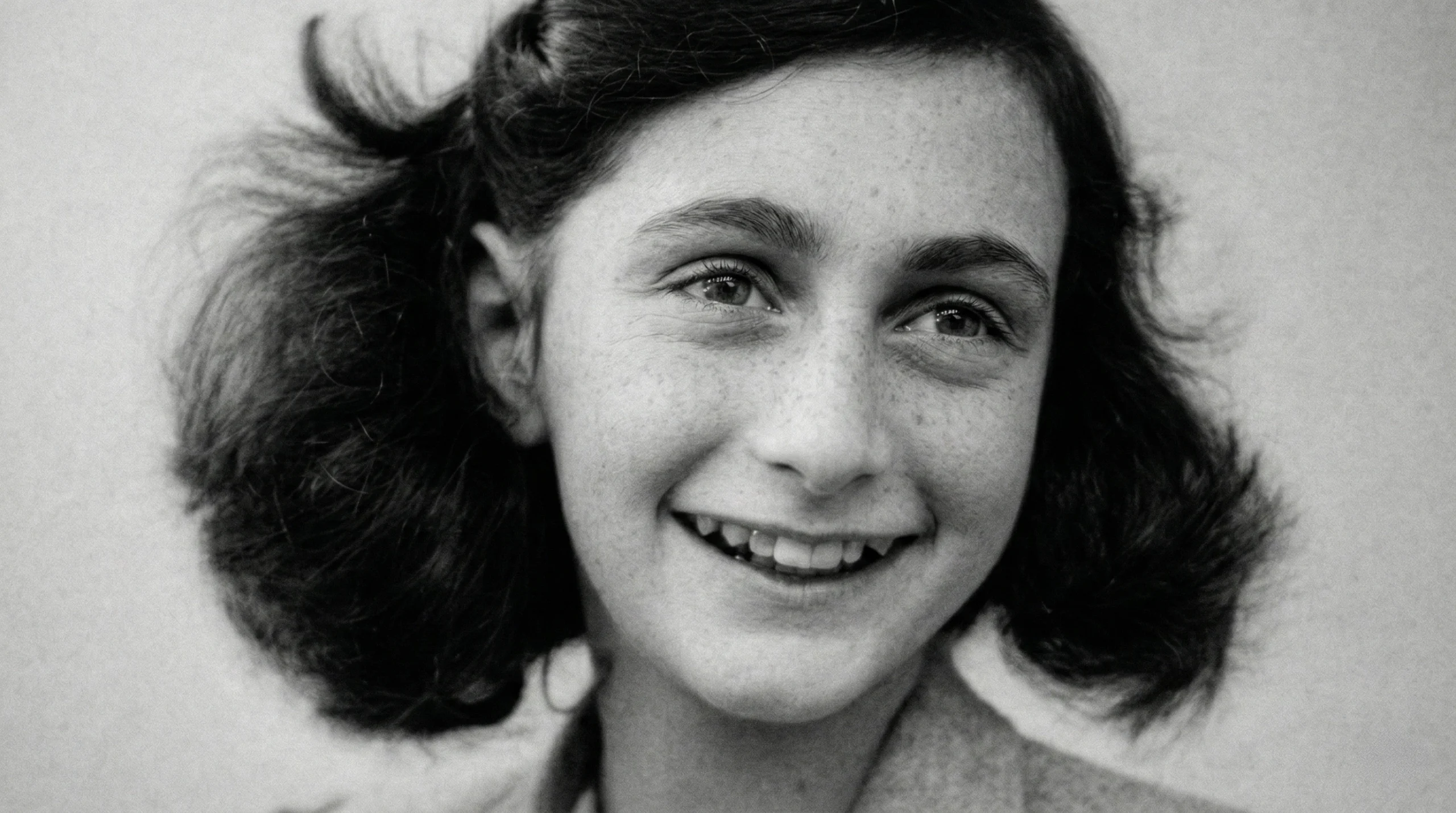 Ana Frank, la niña judía cuyo diario se convirtió en uno de los testimonios más importantes sobre la vida durante el Holocausto.