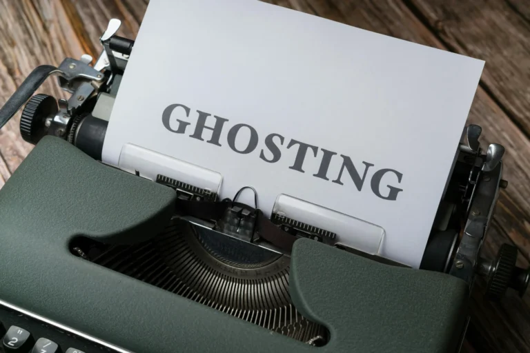 Explicación del ghosting como desaparecer sin responder en relaciones digitales
