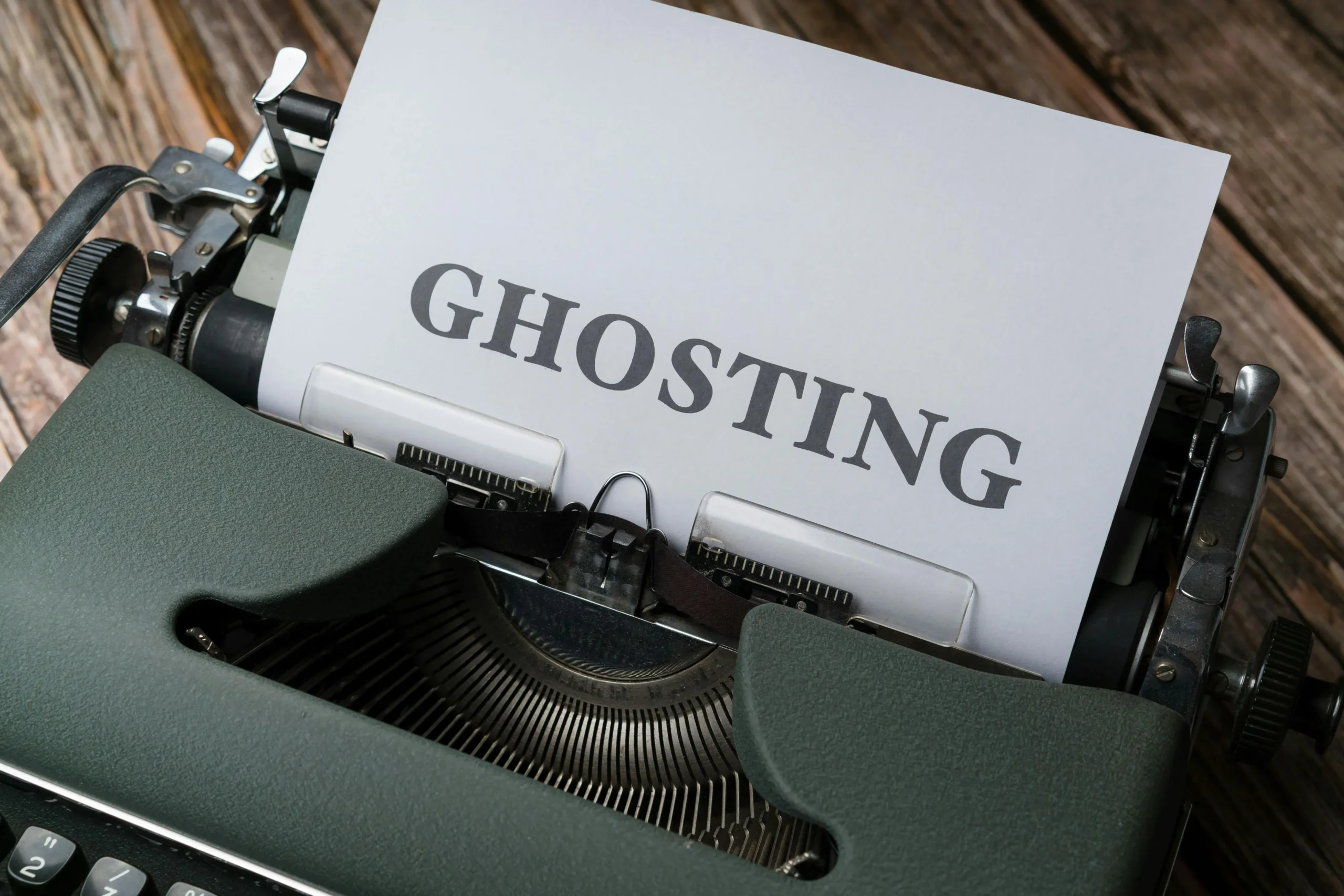 Explicación del ghosting como desaparecer sin responder en relaciones digitales