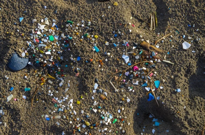 microplasticos-definicion-impacto-ambiental Definición de microplásticos como fragmentos menores a 5 milímetros y su impacto ambiental