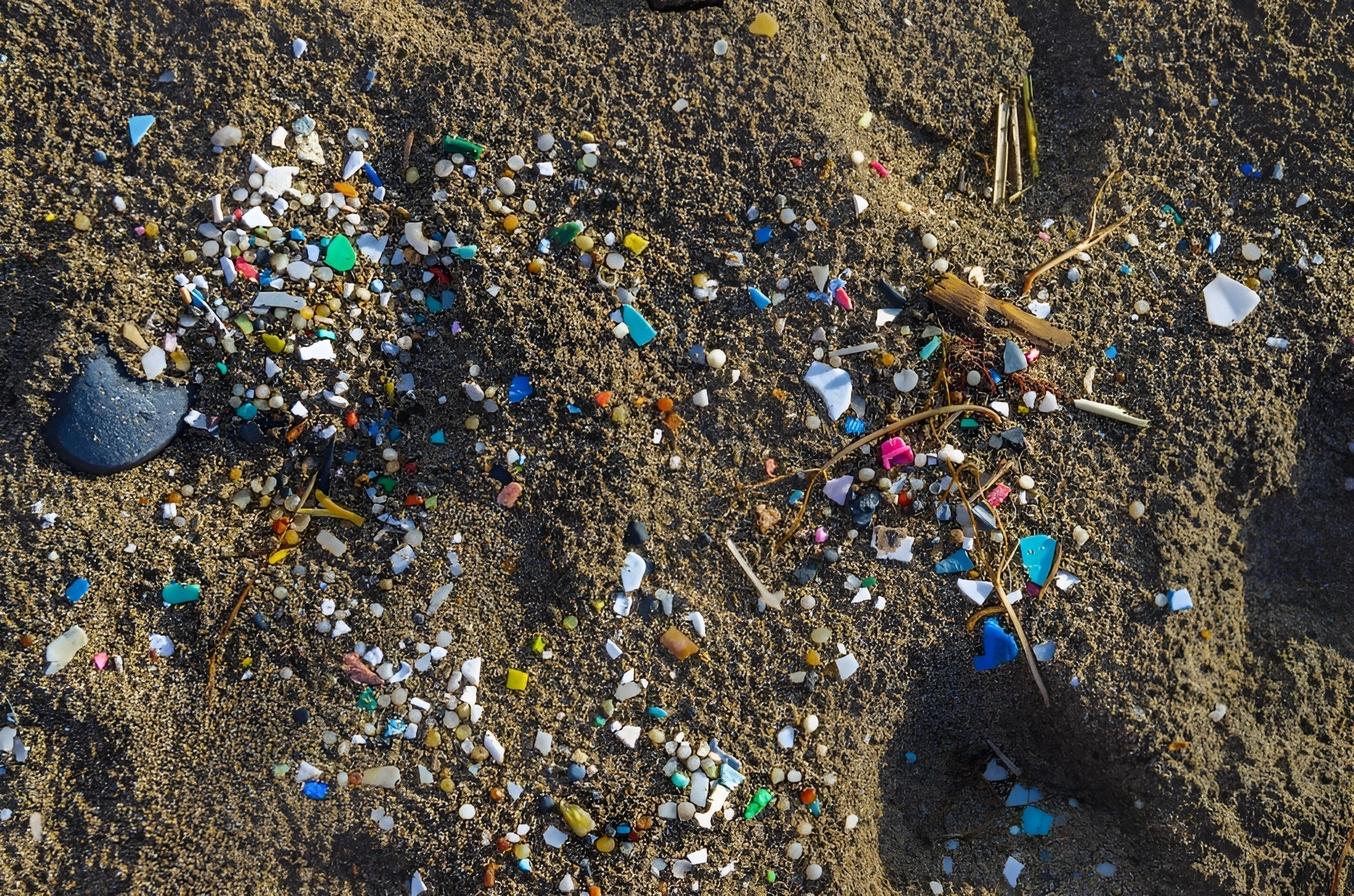 Definición de microplásticos como fragmentos menores a 5 milímetros y su impacto ambiental