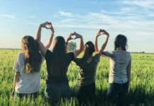 Amistades entre niñas: cómo cuidarlas Las amistades entre niñas fortalecen el bienestar emocional, la confianza, el apoyo mutuo y la salud mental durante el crecimiento