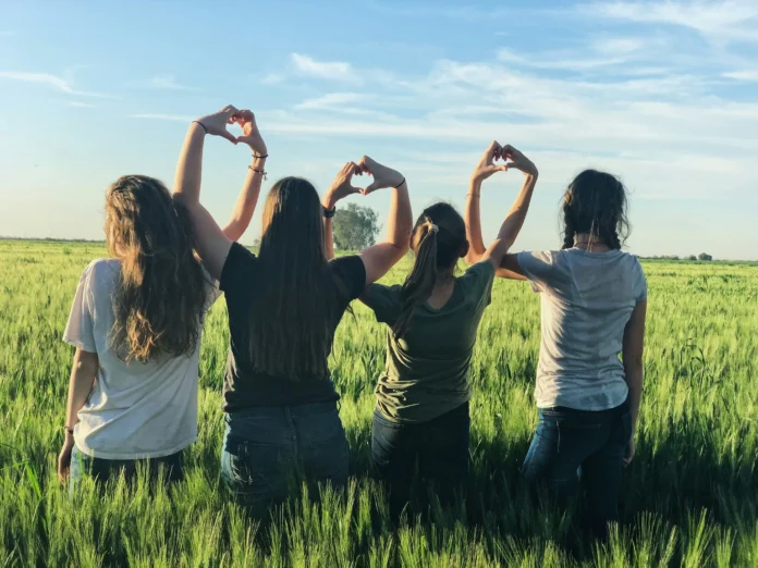 amistades-entre-ninas-salud-mental-y-bienestar Las amistades entre niñas fortalecen el bienestar emocional, la confianza, el apoyo mutuo y la salud mental durante el crecimiento