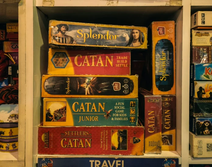 Tablero interactivo del juego de mesa Los Colonos de Catán que ilustra la estrategia de recolección y expansión de recursos
