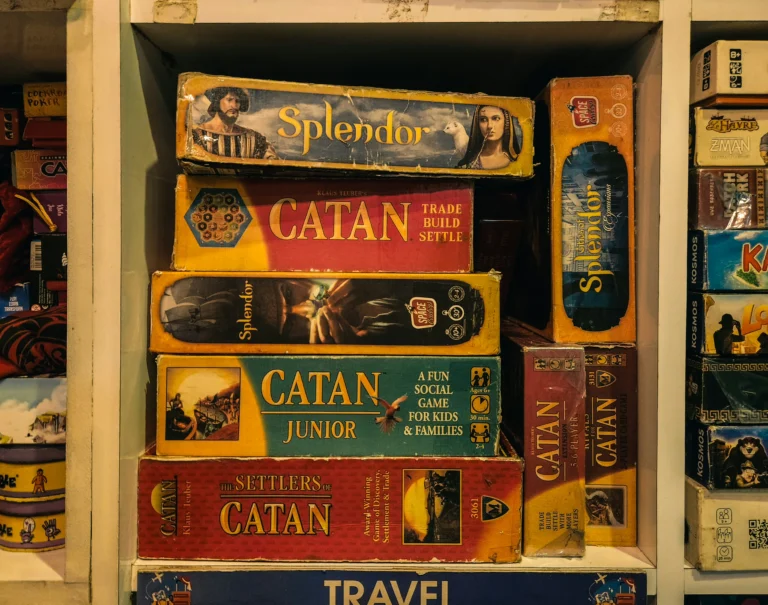 Tablero interactivo del juego de mesa Los Colonos de Catán que ilustra la estrategia de recolección y expansión de recursos