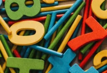 ¿Quién decidió cómo se escriben los números? Evolución histórica de los símbolos numéricos del sistema indo-arábigo, destacando la invención matemática del cero en la India