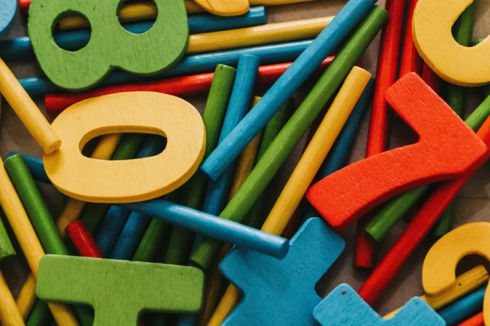 origen-historia-numeros-sistema-indo-arabigo Evolución histórica de los símbolos numéricos del sistema indo-arábigo, destacando la invención matemática del cero en la India