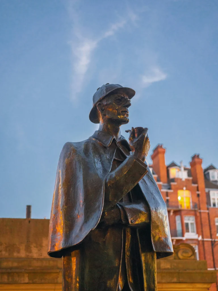 Sherlock Holmes fue inspirado por Joseph Bell, cirujano escocés reconocido por su extraordinaria capacidad de observación y deducción