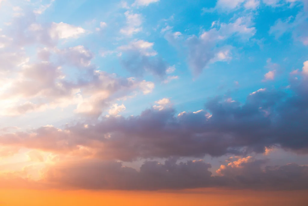 El color del cielo cambia durante el amanecer y el atardecer por la forma en que la atmósfera dispersa la luz del Sol