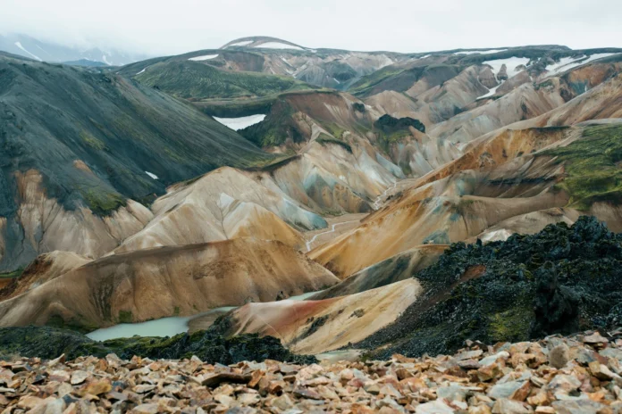 Las montañas se forman por el movimiento de las placas tectónicas y el proceso geológico conocido como orogénesis