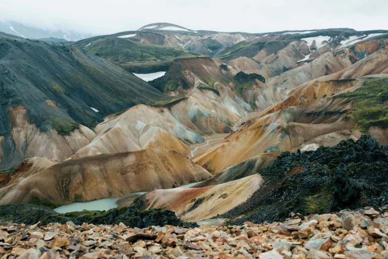 Las montañas se forman por el movimiento de las placas tectónicas y el proceso geológico conocido como orogénesis