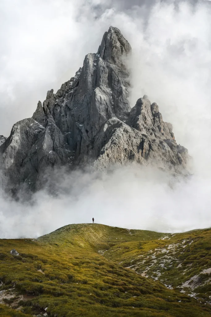 La orogénesis es el proceso mediante el cual se forman cordilleras como el Himalaya y los Andes por el choque de placas tectónicas