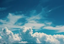¿Por qué el cielo cambia de color? La dispersión de Rayleigh explica por qué el cielo se ve azul cuando la luz del Sol atraviesa la atmósfera terrestre