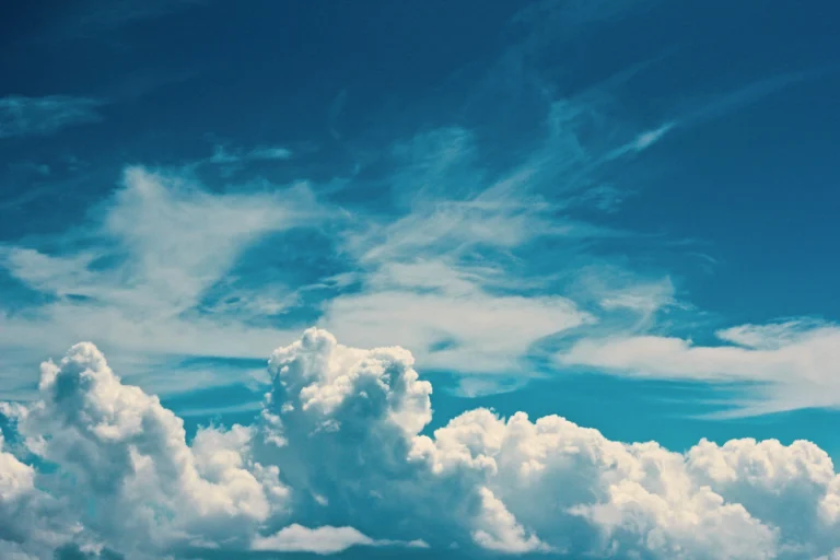 La dispersión de Rayleigh explica por qué el cielo se ve azul cuando la luz del Sol atraviesa la atmósfera terrestre