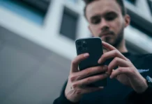¿Qué pasa en tu cerebro cuando usas el celular durante horas? El uso prolongado del celular activa el sistema de recompensa del cerebro y puede afectar la atención, la concentración y el bienestar