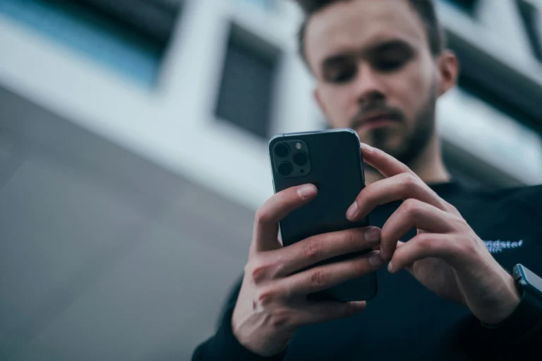 El uso prolongado del celular activa el sistema de recompensa del cerebro y puede afectar la atención, la concentración y el bienestar